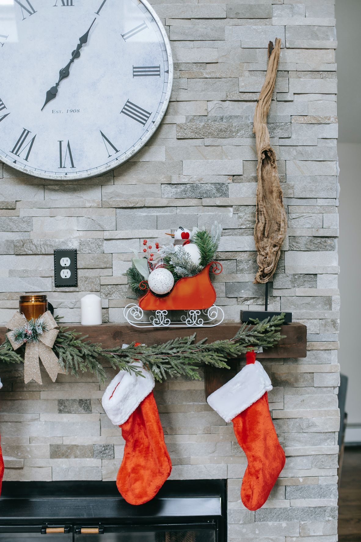 Why wreaths and garlands are a strong choice for Christmas decor