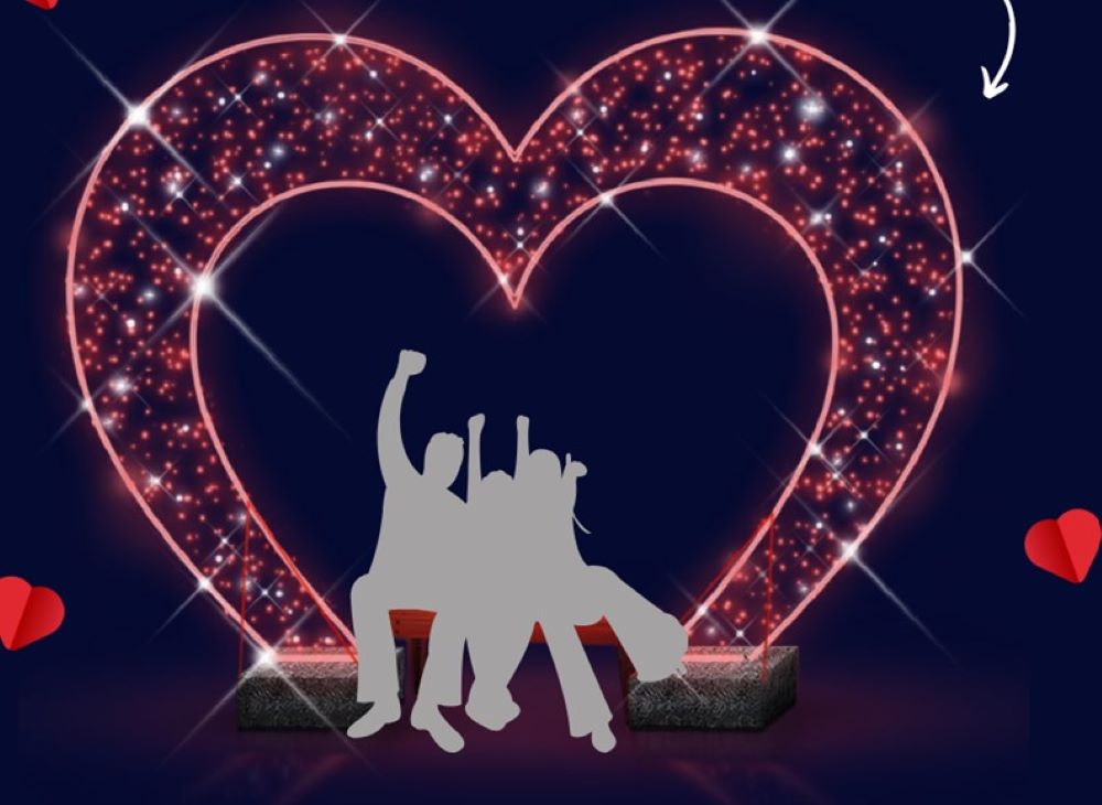 Heart Silhouette With Bench Seat - Red LED With White Flash - 430cm X 330cm X 70cm - Flashing