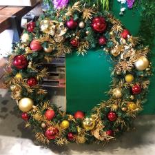 Artificial Imperial Green Wreath Decorated With Red & Gold Baubles And Idolight 24v LED String Light Warm White With White Flash - 150cm